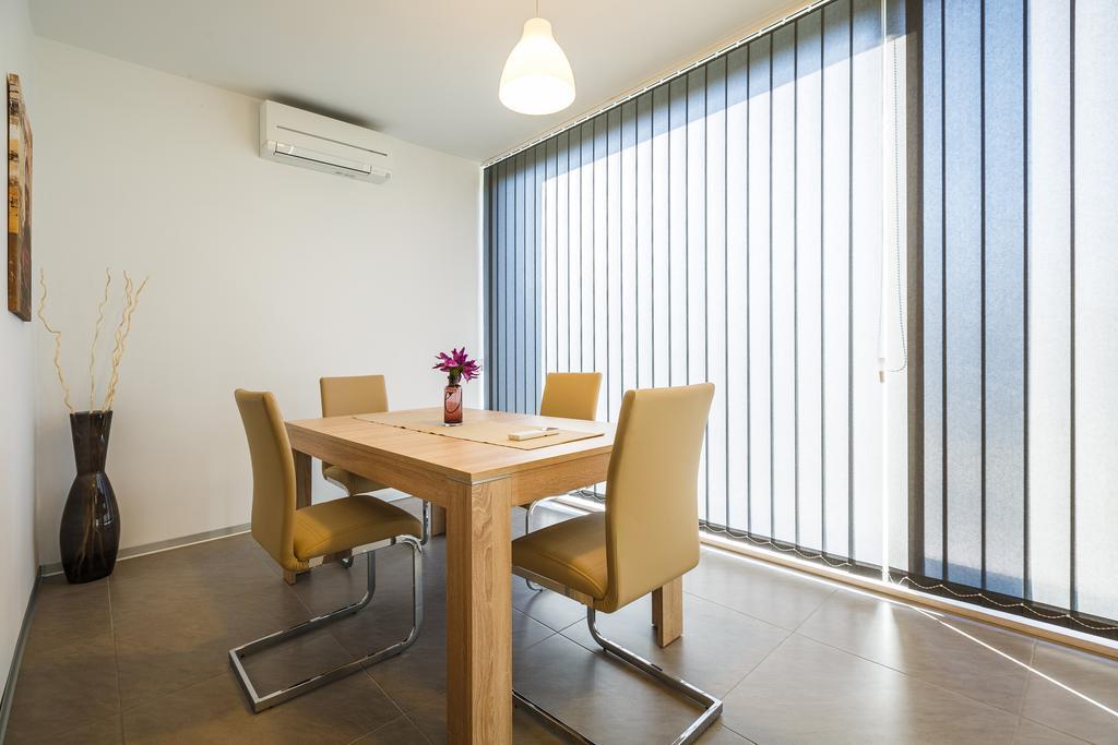 Ivni Apartmani Новиград Стая снимка