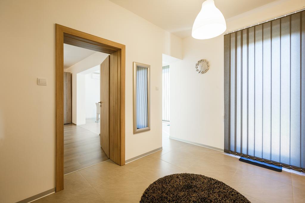 Ivni Apartmani Новиград Стая снимка